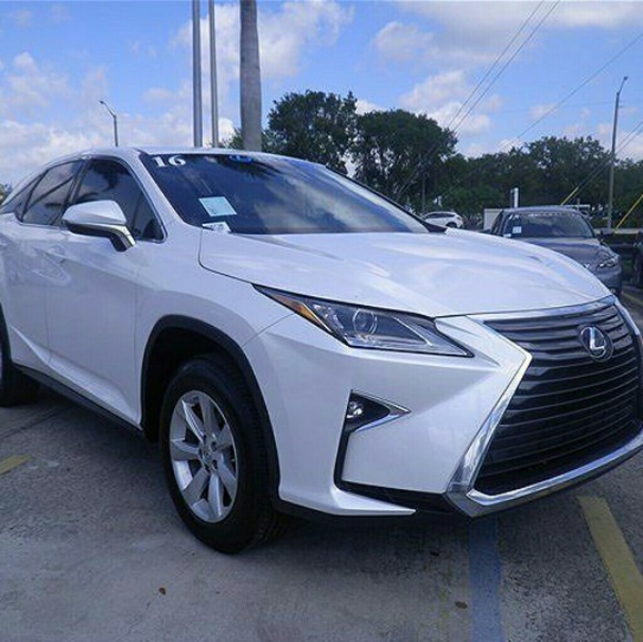 Meet your Posher, Lisa Marie.... - Picture 4 of 8